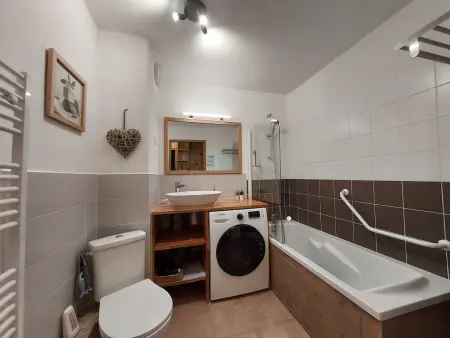 Appartement cosy 3 pièces, avec balcon et piscine, proche des pistes et commodités à La Plagne Tarentaise - Photo 2