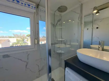 Appartement 2 pièces mezzanine climatisé avec piscine et parking privé à Marseillan - Photo 7