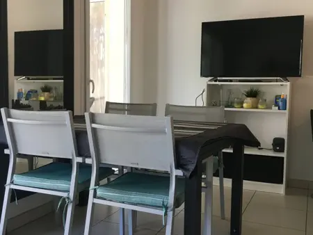 Hyères : T2 avec clim, piscine & parking au Port - Photo 2