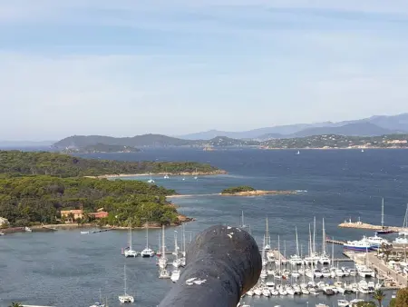 Hyères : T2 avec clim, piscine & parking au Port - Photo 14