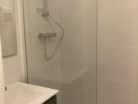 Appartement cosy au pied des pistes avec balcon, ascenseur, casier à skis et parking gratuit - Photo 3