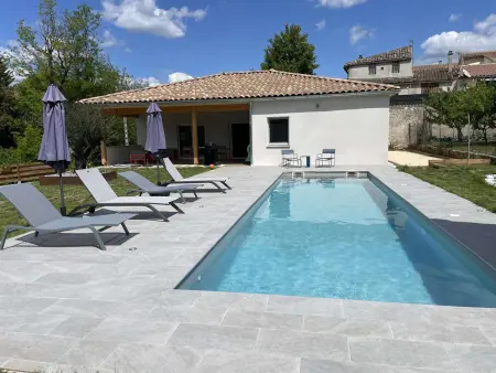 Villa moderne avec piscine privée et grand terrain en centre-ville - Photo 1