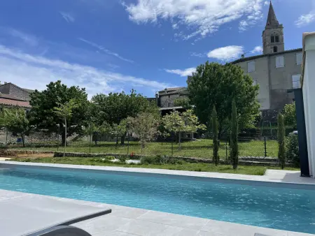 Villa moderne avec piscine privée et grand terrain en centre-ville - Photo 10