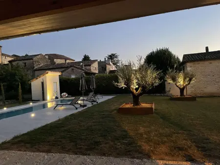 Villa moderne avec piscine privée et grand terrain en centre-ville - Photo 11
