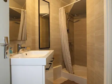 Spacieux T2 rénové proche étang de Thau, climatisé, terrasse, parking, WiFi à 800m des thermes - Photo 9