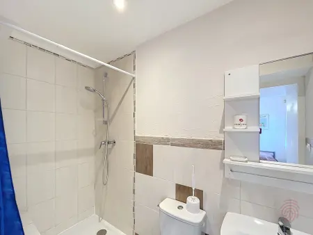 Appartement F1 avec Terrasse et Clim, à 650m des Thermes - Lamalou-les-Bains - Photo 7