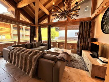 Grand appartement au cœur du village avec parking - Photo 1