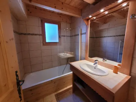 Grand appartement au cœur du village avec parking - Photo 5