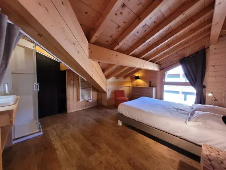 Grand appartement au cœur du village avec parking - Photo 9