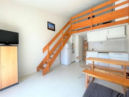 Studio mezzanine climatisé avec piscine, terrasse, parking privé et proche plage - Gruissan - Photo 1