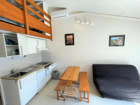 Studio mezzanine climatisé avec piscine, terrasse, parking privé et proche plage - Gruissan - Photo 3