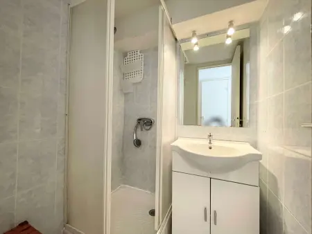 Studio mezzanine climatisé avec piscine, terrasse, parking privé et proche plage - Gruissan - Photo 8