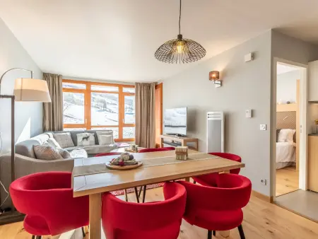 Appartement moderne 4 pièces avec piscine, spa, parking et accès direct aux pistes - Photo 3