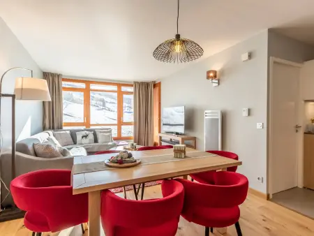 Appartement moderne 4 pièces avec piscine, spa, parking et accès direct aux pistes - Photo 4