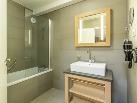 Appartement moderne 4 pièces avec piscine, spa, parking et accès direct aux pistes - Photo 10