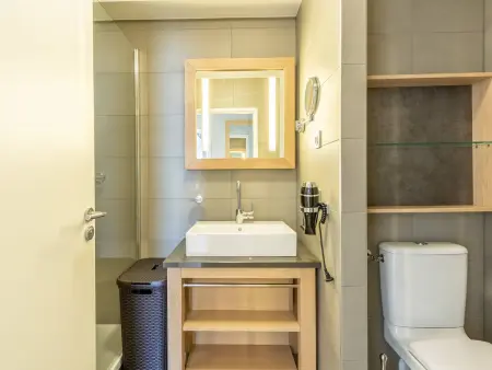Appartement moderne 4 pièces avec piscine, spa, parking et accès direct aux pistes - Photo 11