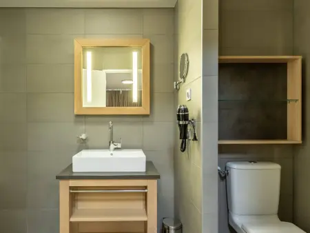 Appartement moderne 4 pièces avec piscine, spa, parking et accès direct aux pistes - Photo 12