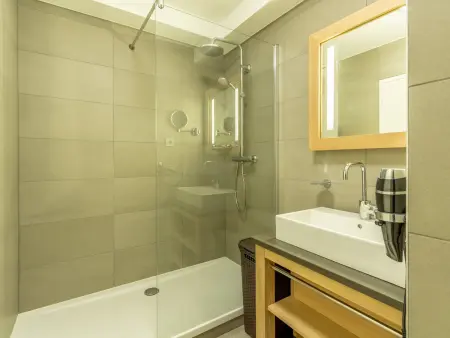 Appartement moderne 4 pièces avec piscine, spa, parking et accès direct aux pistes - Photo 13