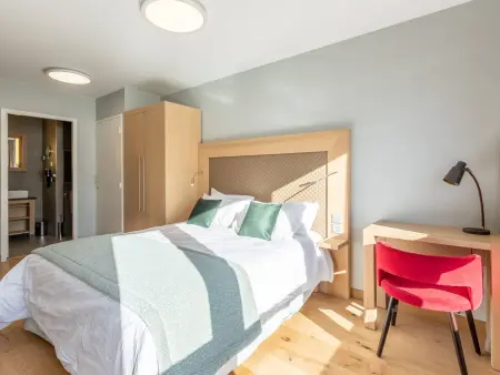 Appartement moderne 4 pièces avec piscine, spa, parking et accès direct aux pistes - Photo 16