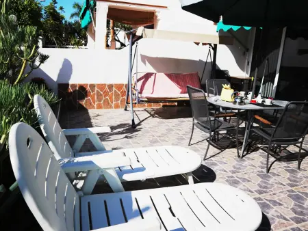 Charmant Bungalow à Adeje avec Terrasses Privées, Proche Plage de Torviscas et Commodités - Photo 8