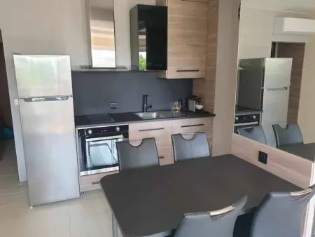 Studio Cabine 4 Pers avec Aperçu Mer, Proche Plage, Terrasse, Parking Privé et Clim à Fréjus - Photo 3