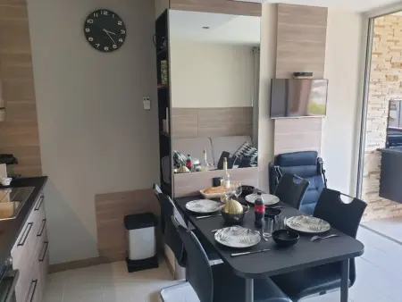 Studio Cabine 4 Pers avec Aperçu Mer, Proche Plage, Terrasse, Parking Privé et Clim à Fréjus - Photo 4