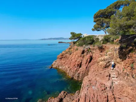 Studio Cabine 4 Pers avec Aperçu Mer, Proche Plage, Terrasse, Parking Privé et Clim à Fréjus - Photo 17
