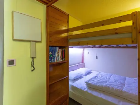 Studio cabine 6 personnes au pied des pistes à Gourette, séjour avec balcon, parking - Photo 2