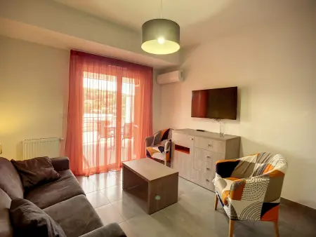 Bel F2 climatisé, terrasse, parking, à 50m des Thermes de Lamalou-les-Bains, animaux acceptés - Photo 3