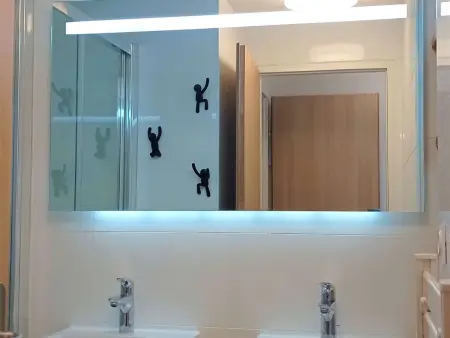 Appartement rénové 47m² - 6 pers, proche pistes et commodités, quartier animé, parking inclus - Photo 7