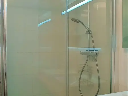 Appartement rénové 47m² - 6 pers, proche pistes et commodités, quartier animé, parking inclus - Photo 8