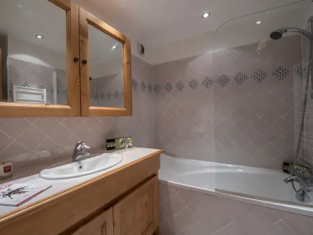 Courchevel 1850 : Élégant Duplex avec Cheminée et WiFi - Photo 8
