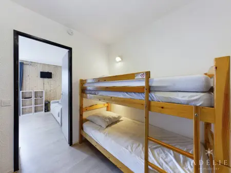 Studio rénové skis aux pieds, balcon sud, parking inclus, proche commerces et garderie. - Photo 1