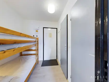 Studio rénové skis aux pieds, balcon sud, parking inclus, proche commerces et garderie. - Photo 2