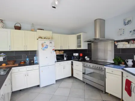 Charmante maison familiale, animaux admis, parking, chauffage au sol, poêle à granulés - Photo 2