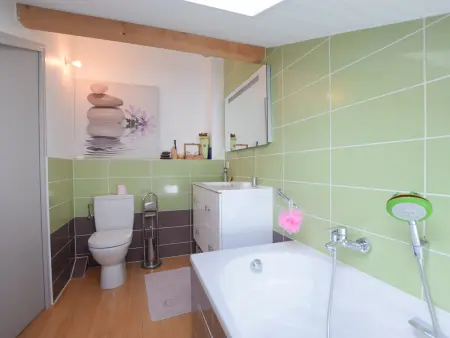 Charmante maison familiale, animaux admis, parking, chauffage au sol, poêle à granulés - Photo 11