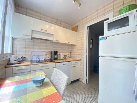 Calme et verdoyant: Appart 2 pièces, terrasse, parking, proche plage et commerces - Photo 10