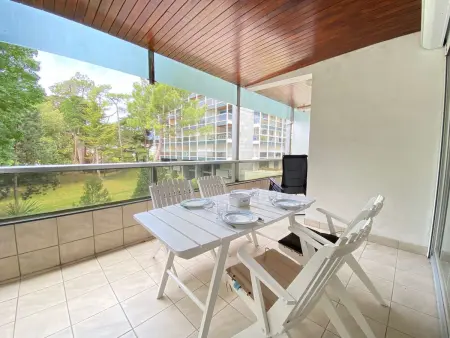 Calme et verdoyant: Appart 2 pièces, terrasse, parking, proche plage et commerces - Photo 11