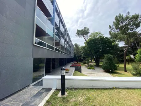 Calme et verdoyant: Appart 2 pièces, terrasse, parking, proche plage et commerces - Photo 15