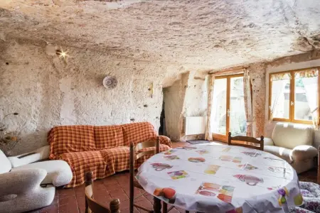Le Grot, Une maison troglodyte au charme historique - Photo 1