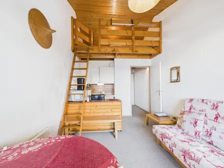 Studio mezzanine cosy, balcon plein sud, quartier calme, proche pistes et commerces, navette gratuite - Photo 3
