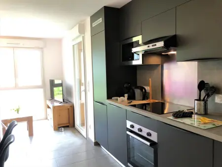 Appartement moderne avec terrasse et parking privé - Photo 3