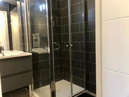 Appartement moderne avec terrasse et parking privé - Photo 10