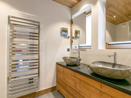 Appartement de luxe avec cheminée, balcon et services inclus, au pied de la forêt de Bellevarde - Photo 11