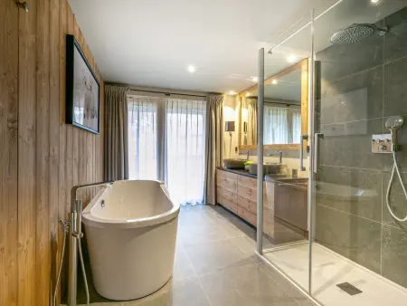 Appartement de luxe avec cheminée, balcon et services inclus, au pied de la forêt de Bellevarde - Photo 12