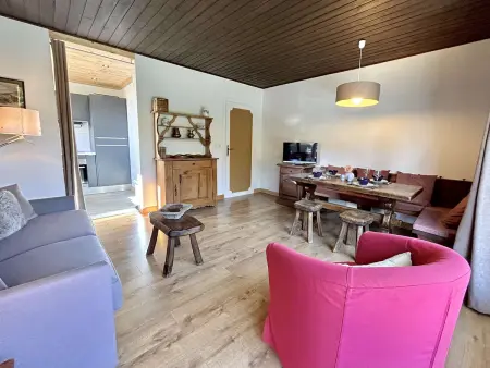 Appartement cosy 2 pièces avec balcon, proche centre et télécabine, piscine et tennis en été - Photo 2
