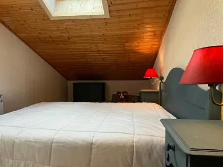 Appartement mansardé 2 pièces avec piscine et wifi - Photo 7