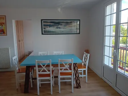 Spacieux T4 rénové à Hendaye, lumineux et calme, proche plage avec parking et WiFi. - Photo 12