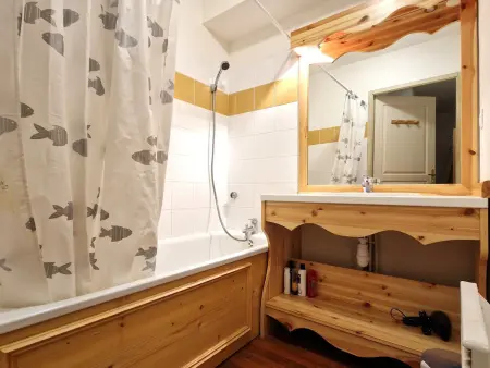 Appartement 2 pièces + cabine, 6 personnes, bien situé à 30m du télécabine - Rue du Cheval Blanc, Modane - Photo 3