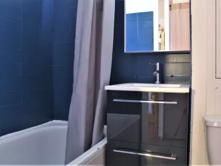 Studio cabine au pied des pistes, 4 couchages, plein centre, balcon exposé Ouest, parking proche - Photo 8